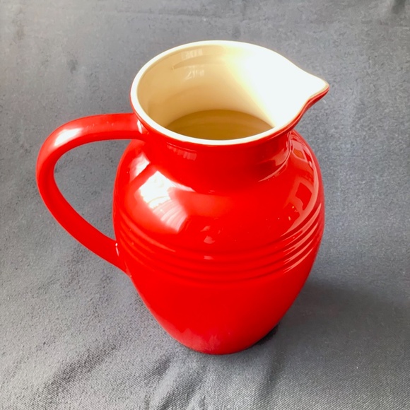 New Le Creuset Stoneware 2-Quart Pitcher (Cherry Red) - Picture 2 of 4